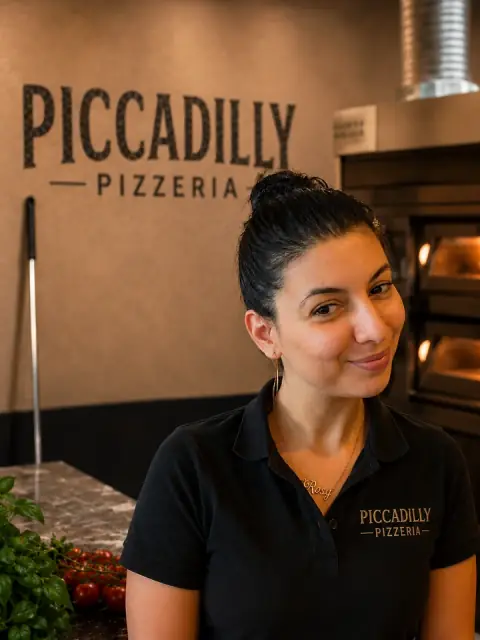Rosaria, cameriera alla Piccadilly Pizzeria